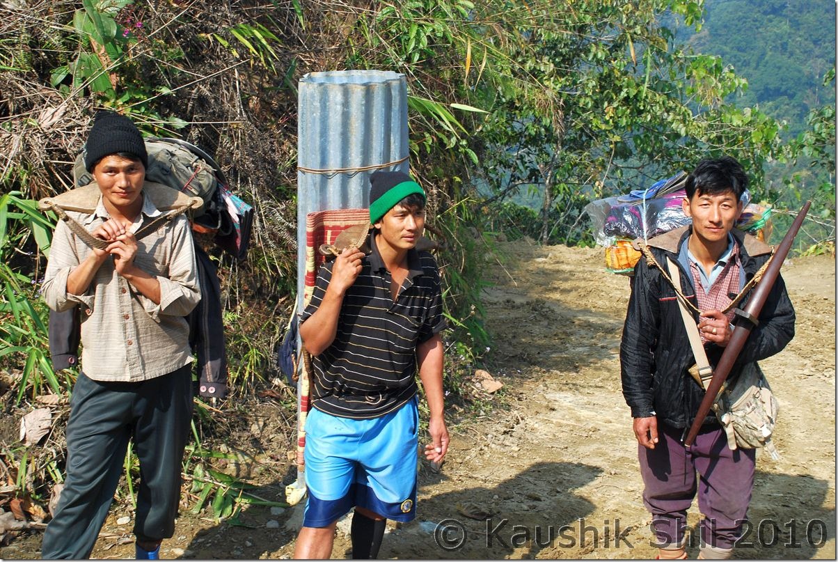 0765_Lizu tribes take their daily commodities from Miao